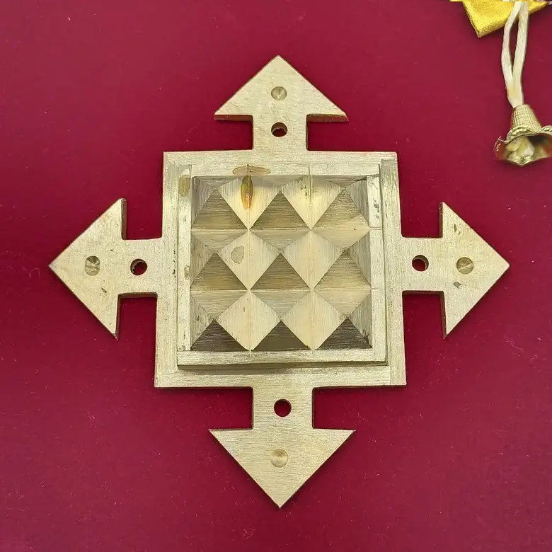 Four Direction Arrow with Pyramid Plate — full pyramid view with all faces visible