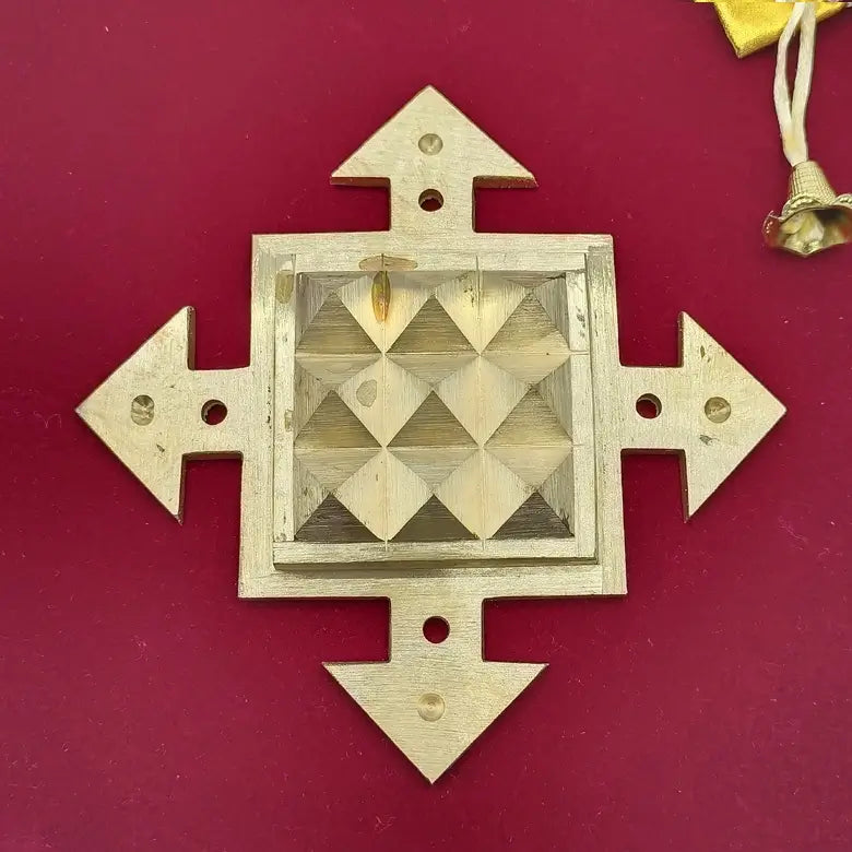 Four Direction Arrow with Pyramid Plate
